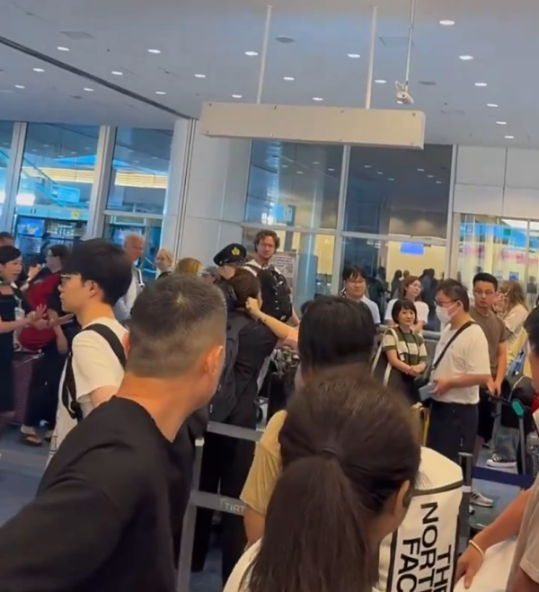有片｜中國大媽因插隊羽田機場埋身肉搏 出盡招式扯頭髮扭耳仔 日本警方處理方法獲大讚 