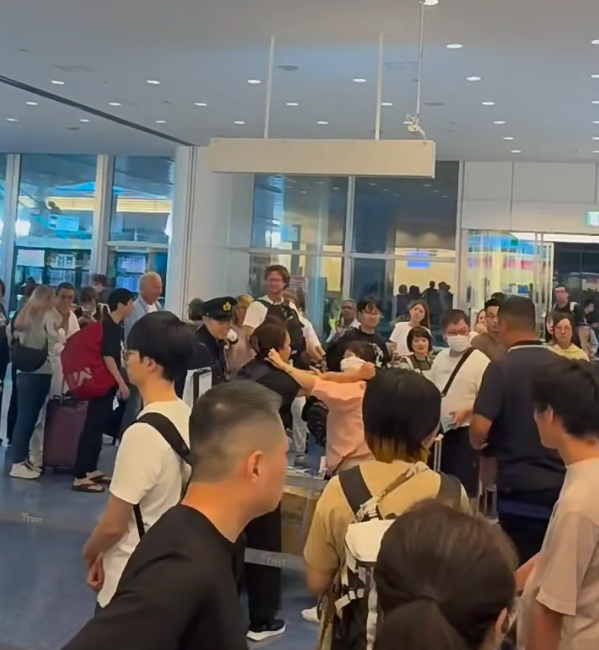 有片｜中國大媽因插隊羽田機場埋身肉搏 出盡招式扯頭髮扭耳仔 日本警方處理方法獲大讚 