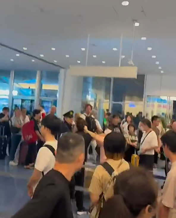 有片｜中國大媽因插隊羽田機場埋身肉搏 出盡招式扯頭髮扭耳仔 日本警方處理方法獲大讚 
