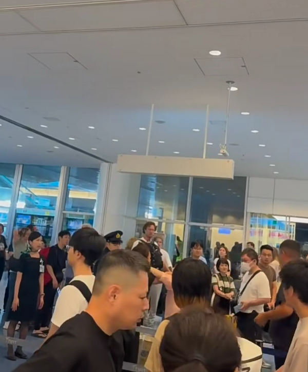 有片｜中國大媽因插隊羽田機場埋身肉搏 出盡招式扯頭髮扭耳仔 日本警方處理方法獲大讚 