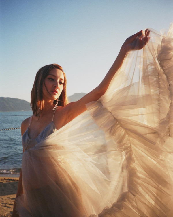 陳凱琳背心短裙遊馬來西亞獲讚似中學生！噴血性感蕾絲內衣出席活動！ 