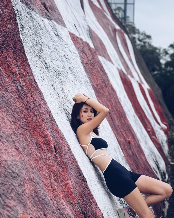 陳凱琳背心短裙遊馬來西亞獲讚似中學生！噴血性感蕾絲內衣出席活動！ 