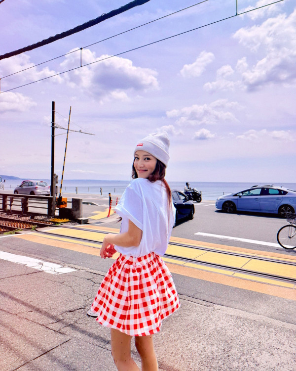 陳凱琳背心短裙遊馬來西亞獲讚似中學生！噴血性感蕾絲內衣出席活動！ 