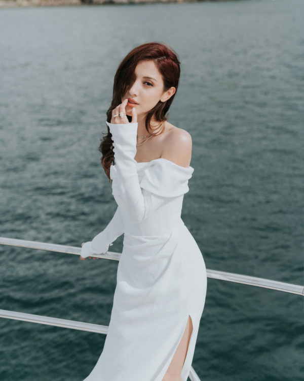 陳凱琳背心短裙遊馬來西亞獲讚似中學生！噴血性感蕾絲內衣出席活動！ 