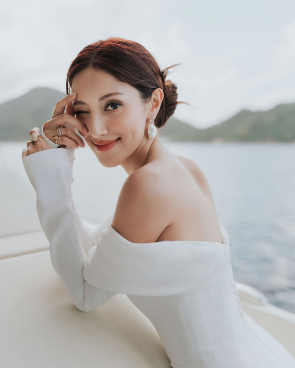 陳凱琳背心短裙遊馬來西亞獲讚似中學生！噴血性感蕾絲內衣出席活動！ 