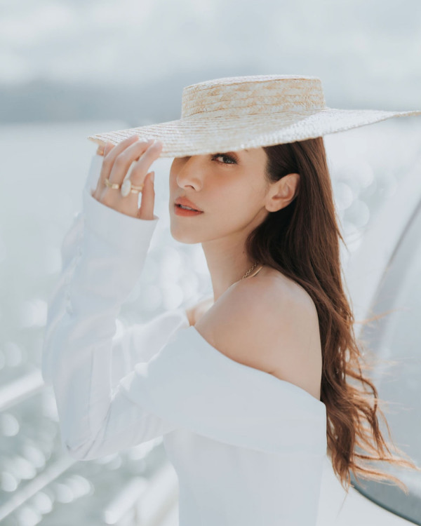 陳凱琳背心短裙遊馬來西亞獲讚似中學生！噴血性感蕾絲內衣出席活動！ 