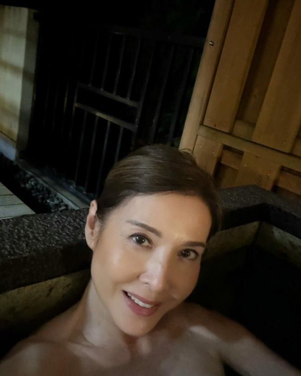 前TVB主持英國大屋放煙花 被指越搬越富貴 曾偷拍鄰居惹爭議 