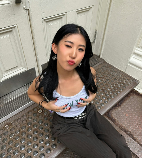 前TVB主持英國大屋放煙花 被指越搬越富貴 曾偷拍鄰居惹爭議 