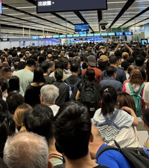 重陽節假期港人北上，香港連接深圳各大口岸人山人海（圖片來源：小紅書截圖）