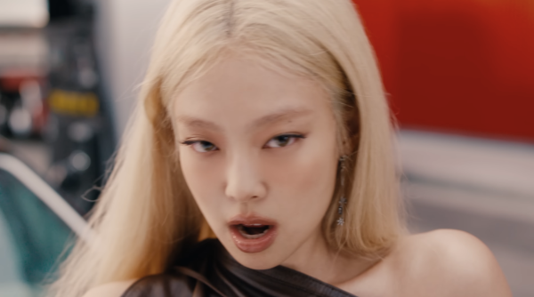 Jennie出席婚禮衣著被批唔尊重!粉絲即護航解釋背後原因!