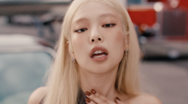 Jennie出席婚禮衣著被批唔尊重!粉絲即護航解釋背後原因!