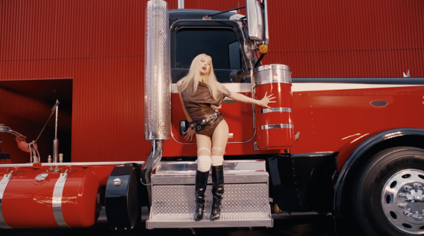 Jennie出席婚禮衣著被批唔尊重!粉絲即護航解釋背後原因!