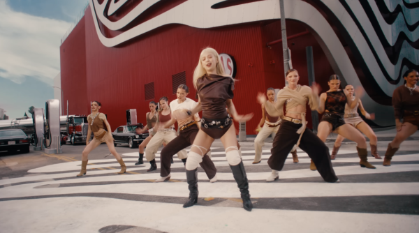 Jennie出席婚禮衣著被批唔尊重!粉絲即護航解釋背後原因!