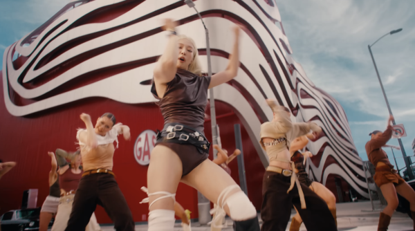 Jennie出席婚禮衣著被批唔尊重!粉絲即護航解釋背後原因!