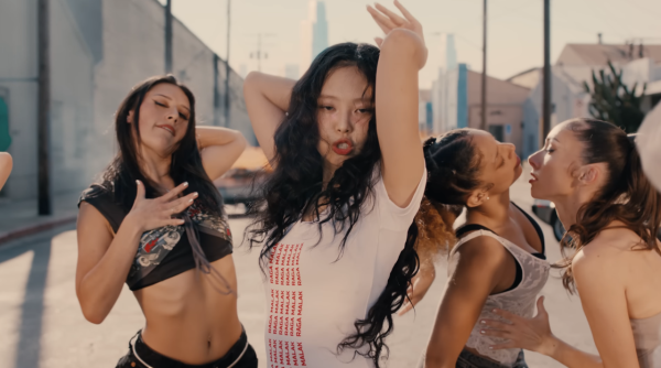 Jennie出席婚禮衣著被批唔尊重!粉絲即護航解釋背後原因!