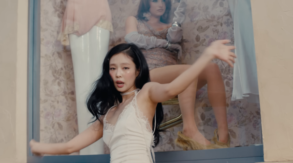 Jennie出席婚禮衣著被批唔尊重!粉絲即護航解釋背後原因!