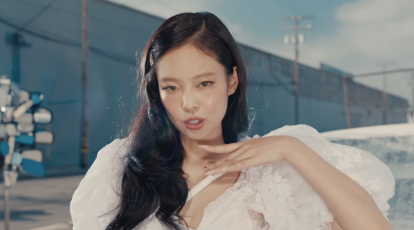 Jennie出席婚禮衣著被批唔尊重!粉絲即護航解釋背後原因!