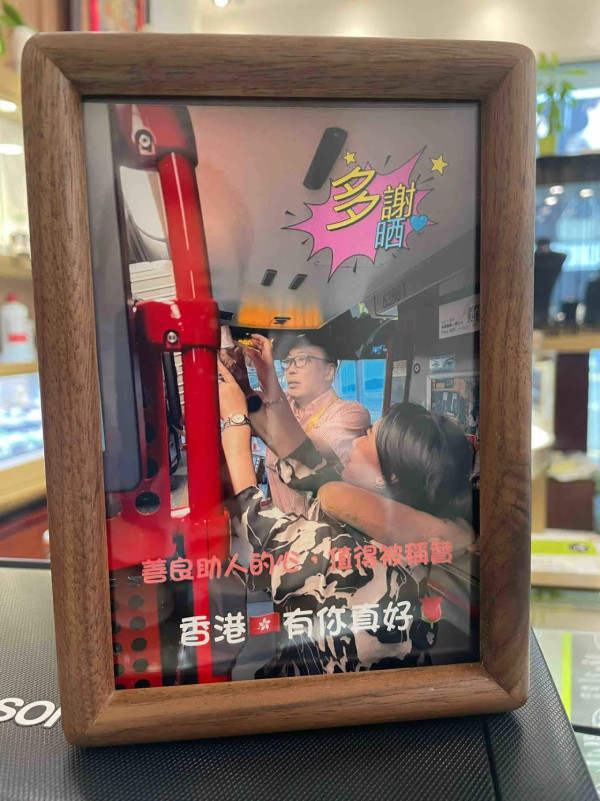 熱心機場巴士司機幫所有乘客搬行李 網民親手整1紀念品送贈表揚！ 