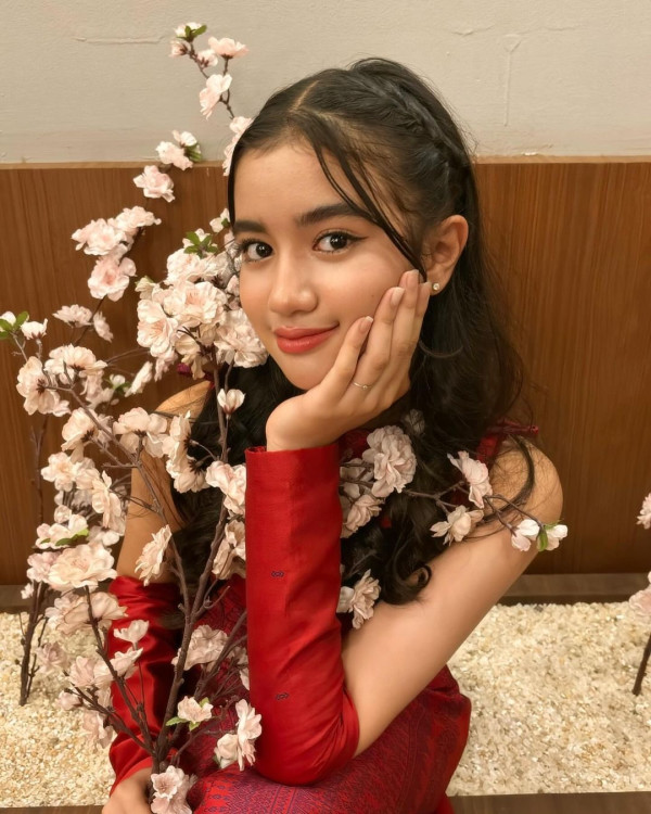 Lisa@BLACKPINK坐私人飛機抵台 粉絲冒雨接機緣慳一面爆喊 