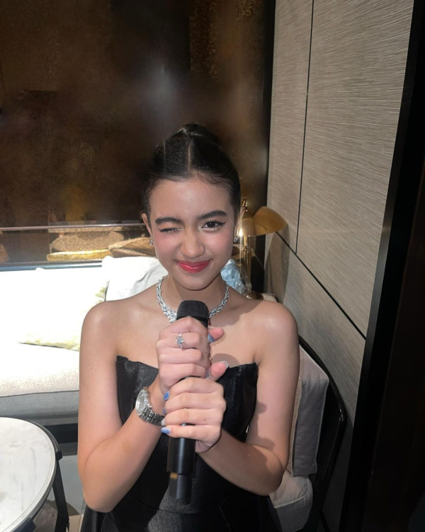 Lisa@BLACKPINK坐私人飛機抵台 粉絲冒雨接機緣慳一面爆喊 