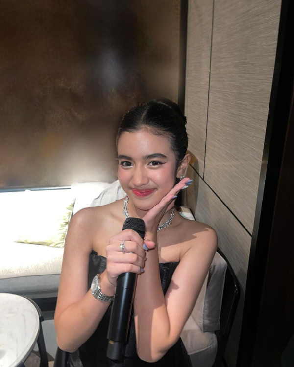 Lisa@BLACKPINK坐私人飛機抵台 粉絲冒雨接機緣慳一面爆喊 