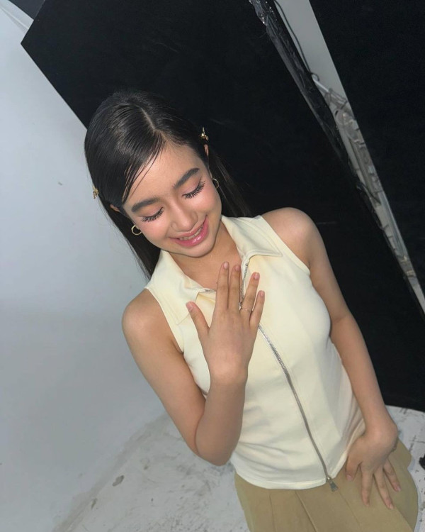 Lisa@BLACKPINK坐私人飛機抵台 粉絲冒雨接機緣慳一面爆喊 