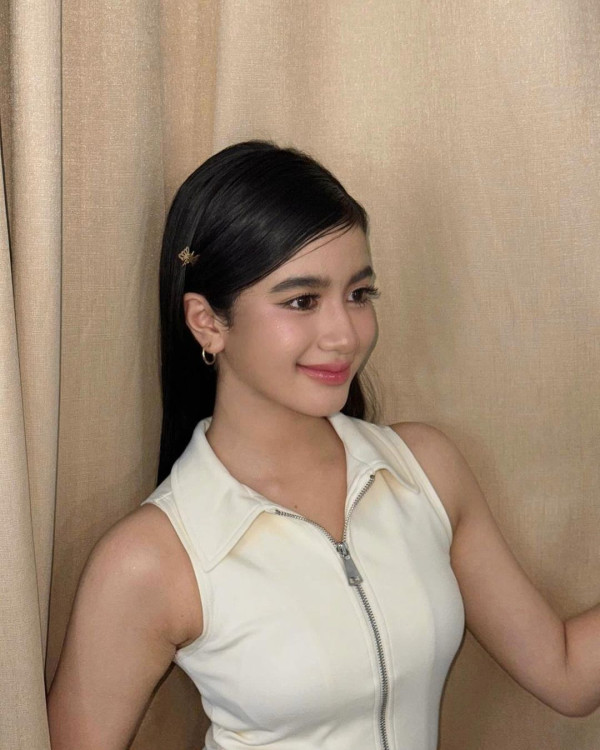 Lisa@BLACKPINK坐私人飛機抵台 粉絲冒雨接機緣慳一面爆喊 