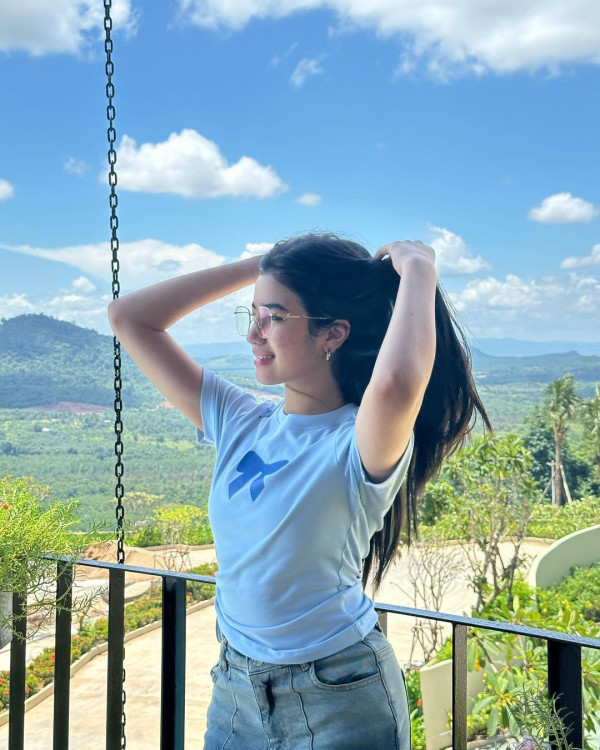 Lisa@BLACKPINK坐私人飛機抵台 粉絲冒雨接機緣慳一面爆喊 