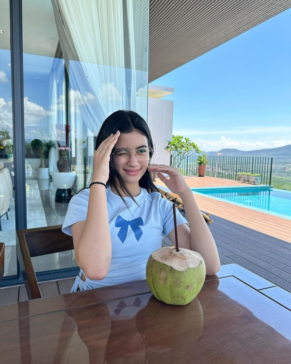 Lisa@BLACKPINK坐私人飛機抵台 粉絲冒雨接機緣慳一面爆喊 