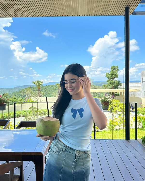 Lisa@BLACKPINK坐私人飛機抵台 粉絲冒雨接機緣慳一面爆喊 