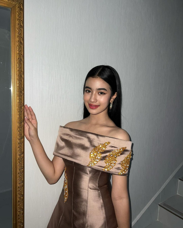 Lisa@BLACKPINK坐私人飛機抵台 粉絲冒雨接機緣慳一面爆喊 