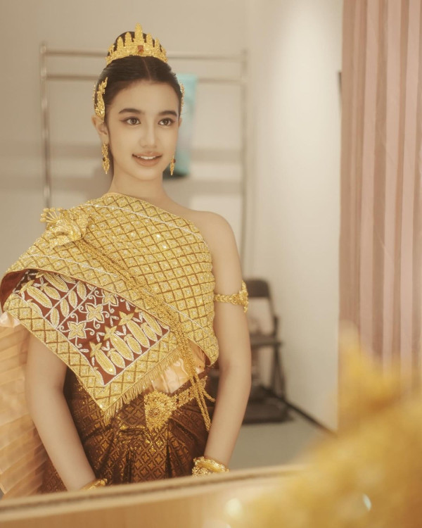 Lisa@BLACKPINK坐私人飛機抵台 粉絲冒雨接機緣慳一面爆喊 