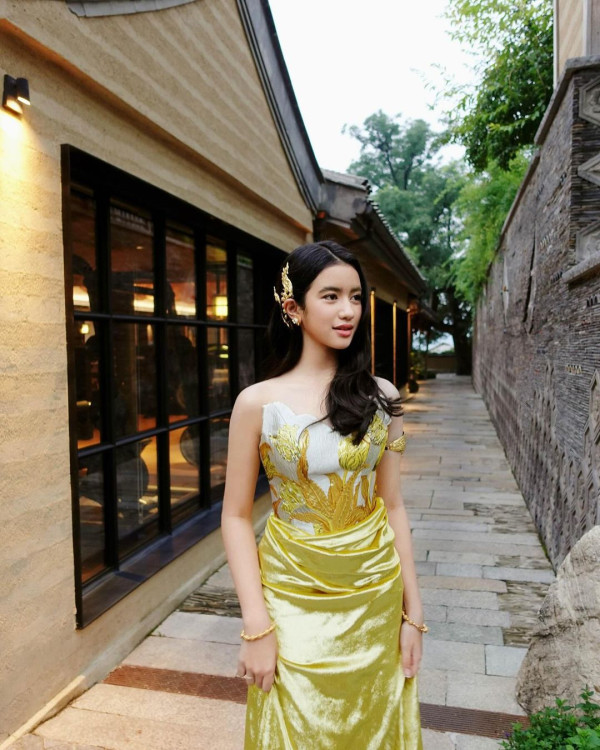 Lisa@BLACKPINK坐私人飛機抵台 粉絲冒雨接機緣慳一面爆喊 