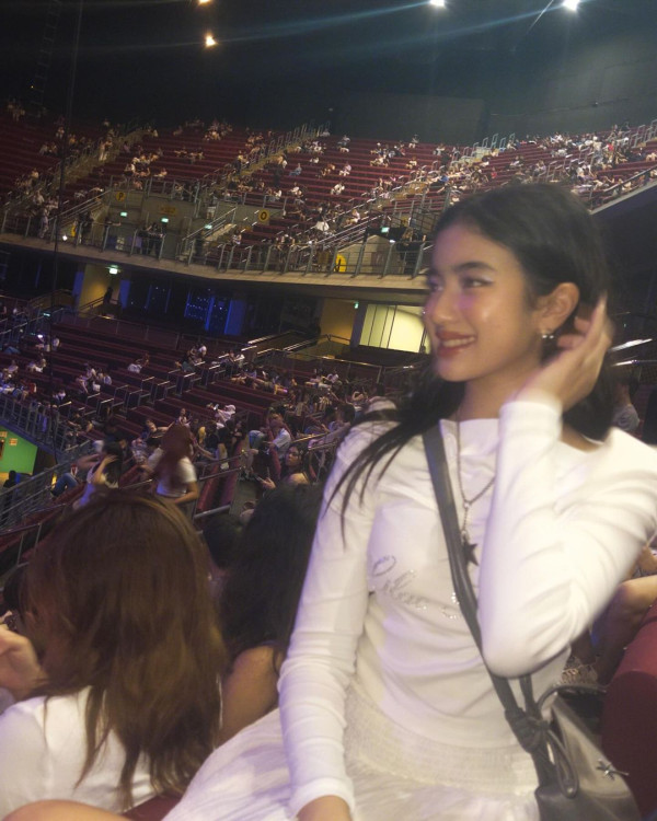 Lisa@BLACKPINK坐私人飛機抵台 粉絲冒雨接機緣慳一面爆喊 