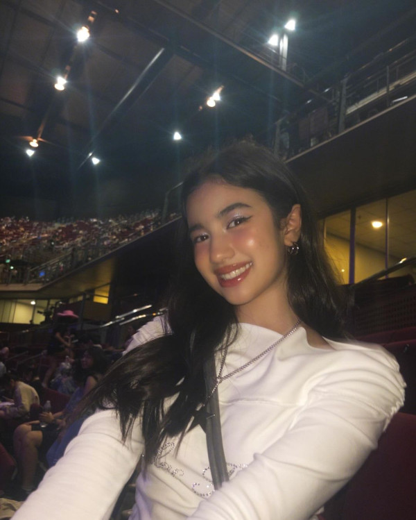 Lisa@BLACKPINK坐私人飛機抵台 粉絲冒雨接機緣慳一面爆喊 