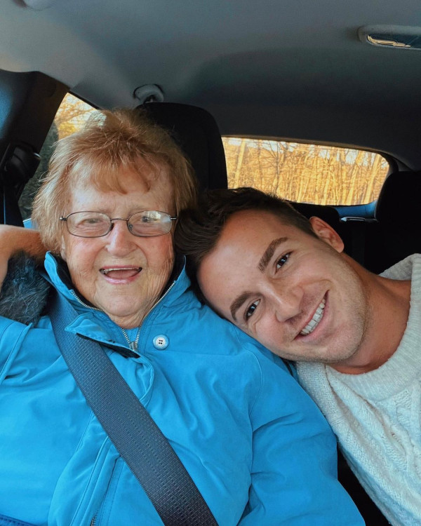 94歲網紅婆婆擁千萬粉絲 樂於以幽默笑看人生