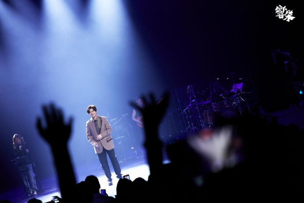 網民機場偶遇李澤楷等飛機！身旁零保鑣！手持驚喜1物勁慳錢 