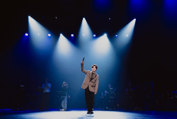 網民機場偶遇李澤楷等飛機！身旁零保鑣！手持驚喜1物勁慳錢 