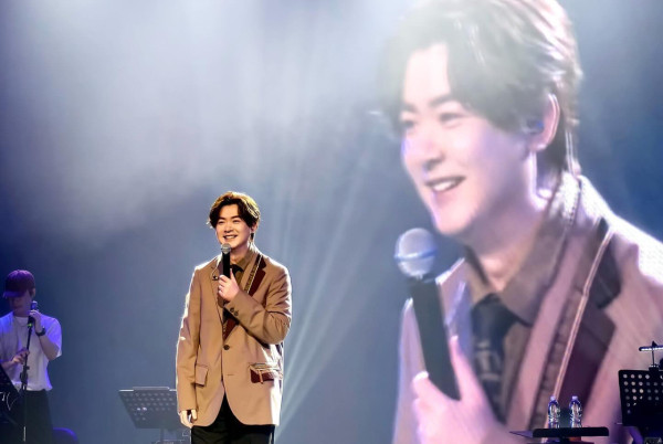 網民機場偶遇李澤楷等飛機！身旁零保鑣！手持驚喜1物勁慳錢 