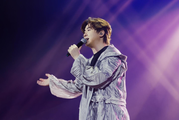 網民機場偶遇李澤楷等飛機！身旁零保鑣！手持驚喜1物勁慳錢 