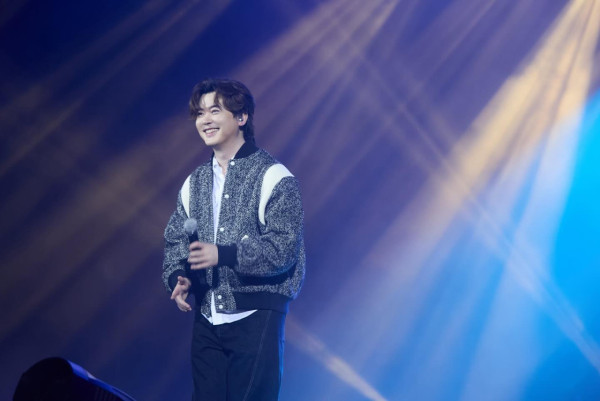 網民機場偶遇李澤楷等飛機！身旁零保鑣！手持驚喜1物勁慳錢 