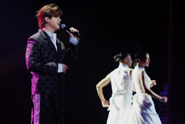 網民機場偶遇李澤楷等飛機！身旁零保鑣！手持驚喜1物勁慳錢 