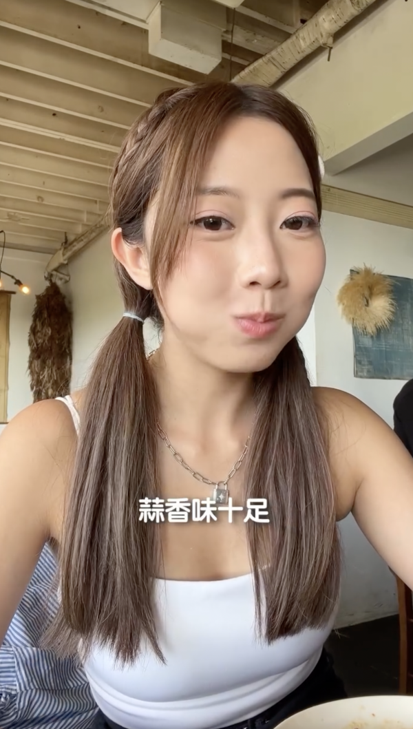 前J2小花離巢遊韓性感解放!突破底線晒T字泳褲露美臀!