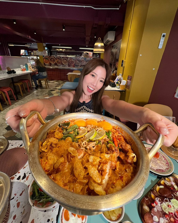 前J2小花離巢遊韓性感解放!突破底線晒T字泳褲露美臀!