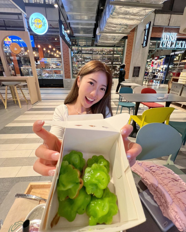 前J2小花離巢遊韓性感解放!突破底線晒T字泳褲露美臀!