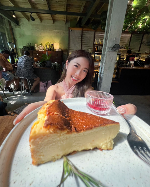 前J2小花離巢遊韓性感解放!突破底線晒T字泳褲露美臀!