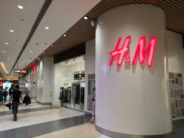 H&M九龍灣Megabox分店傳將結業 店內貨架清空貨品劈至半價起