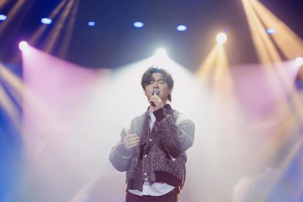 網民機場偶遇李澤楷等飛機！身旁零保鑣！手持驚喜1物勁慳錢 