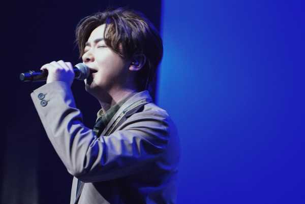 網民機場偶遇李澤楷等飛機！身旁零保鑣！手持驚喜1物勁慳錢 