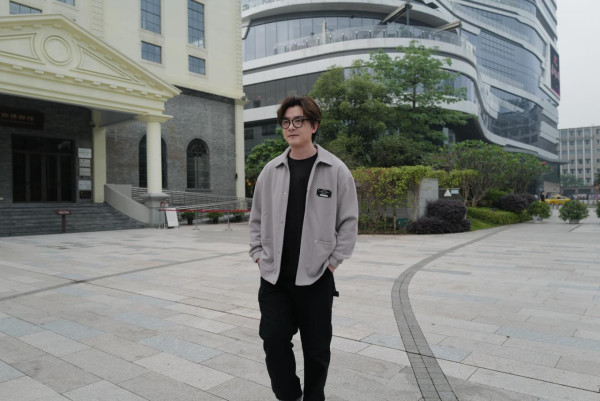 網民機場偶遇李澤楷等飛機！身旁零保鑣！手持驚喜1物勁慳錢 